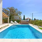 Luca With Pool And Jacuzzi بيت للعطل