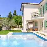 Luca With Pool And Jacuzzi *