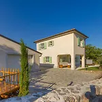 بيت للعطل Luca With Pool And Jacuzzi Vrh (Krk)