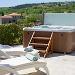 Luca With Pool And Jacuzzi * Vrh (Krk)