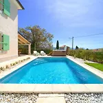 Luca With Pool And Jacuzzi