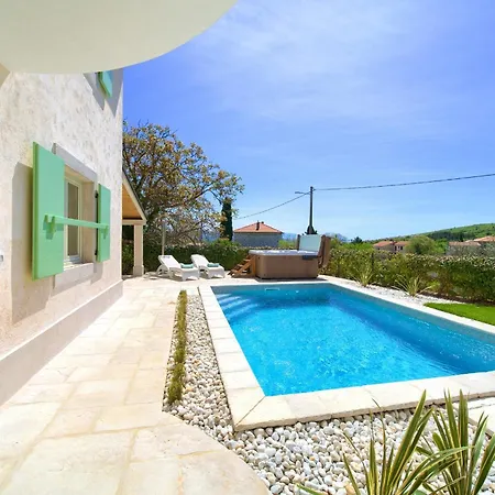 Luca With Pool And Jacuzzi 度假居 *