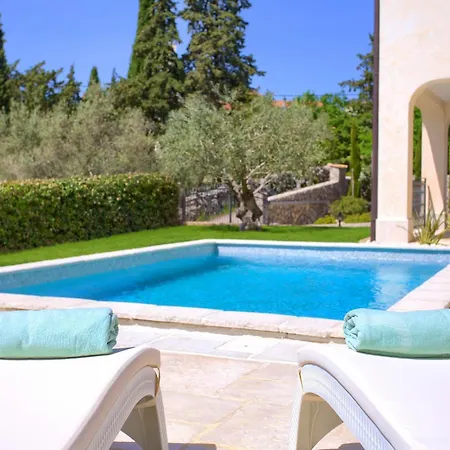 度假居 Luca With Pool And Jacuzzi *