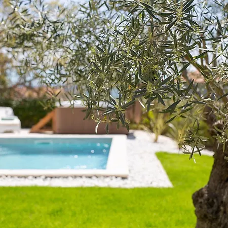 Luca With Pool And Jacuzzi * Vrh (Krk)