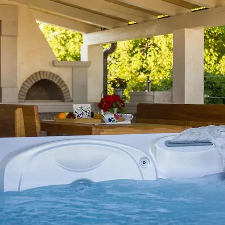 Luca With Pool And Jacuzzi Vrh (Krk)