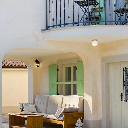 Luca With Pool And Jacuzzi 度假居 *