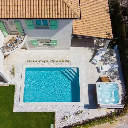 Luca With Pool And Jacuzzi بيت للعطل *