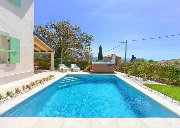 Luca With Pool And Jacuzzi בית נופש