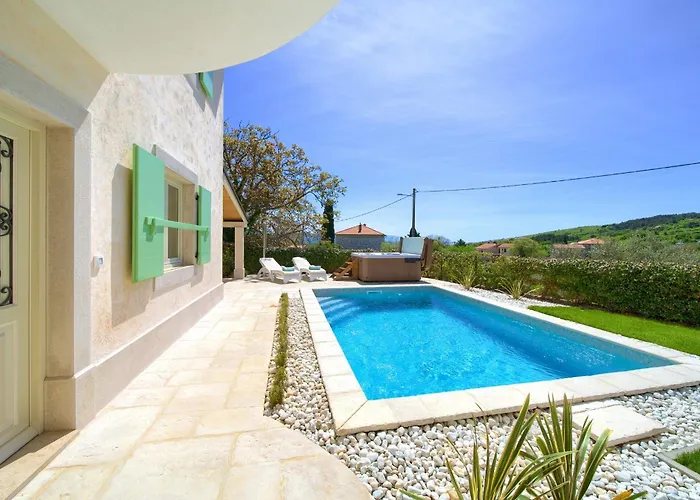 Luca With Pool And Jacuzzi בית נופש *