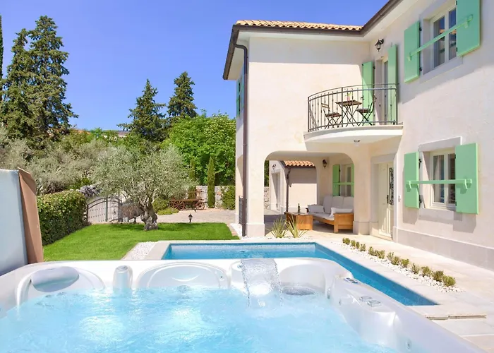 Luca With Pool And Jacuzzi *