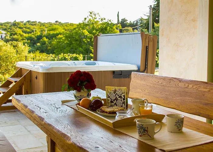 Luca With Pool And Jacuzzi בית נופש