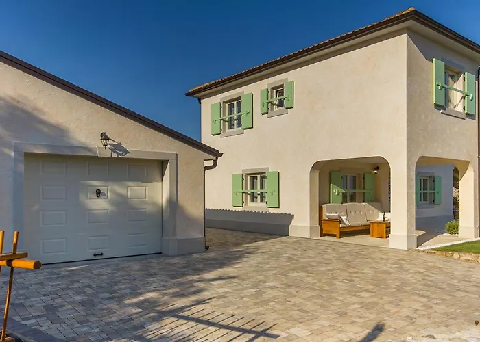 Luca With Pool And Jacuzzi בית נופש