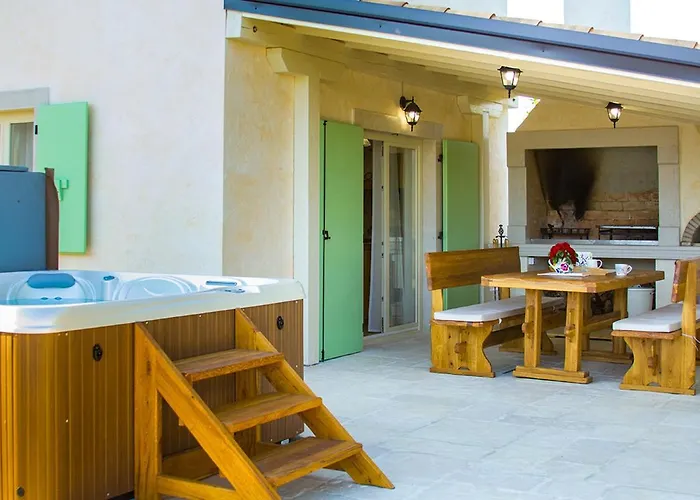 Luca With Pool And Jacuzzi בית נופש *