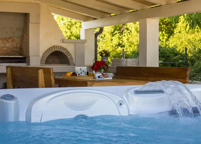 Luca With Pool And Jacuzzi Vrh (Krk)