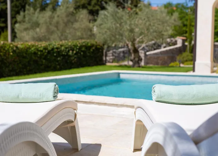 Luca With Pool And Jacuzzi * Vrh (Krk)