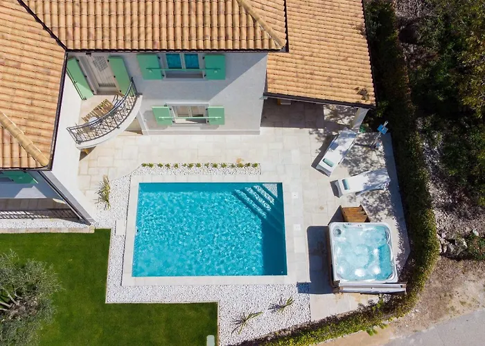 Luca With Pool And Jacuzzi בית נופש *