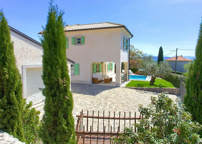 בית נופש Luca With Pool And Jacuzzi Vrh (Krk)