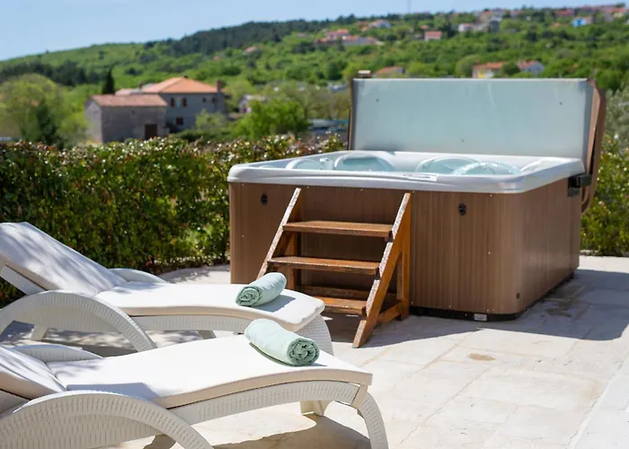 Luca With Pool And Jacuzzi * Vrh (Krk)