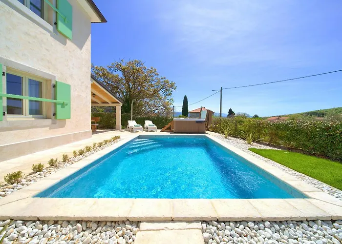 Luca With Pool And Jacuzzi