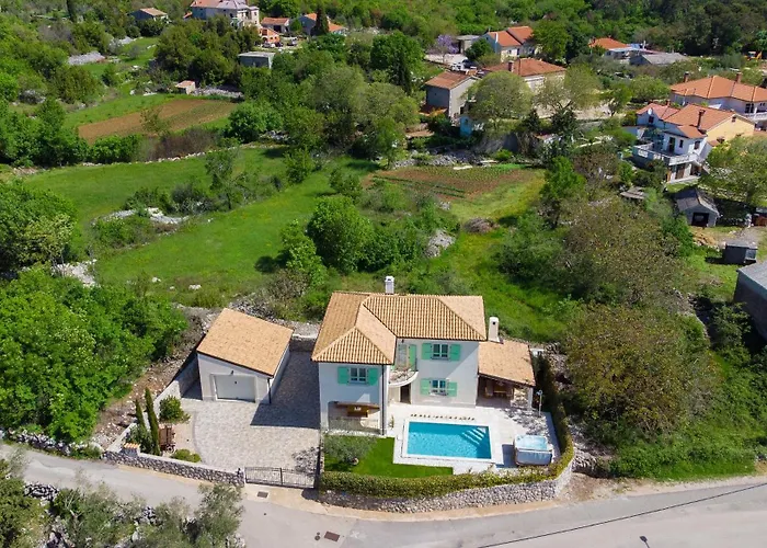 Luca With Pool And Jacuzzi בית נופש Vrh (Krk)