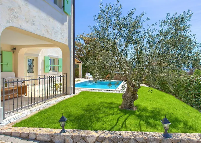 בית נופש Luca With Pool And Jacuzzi Vrh (Krk)