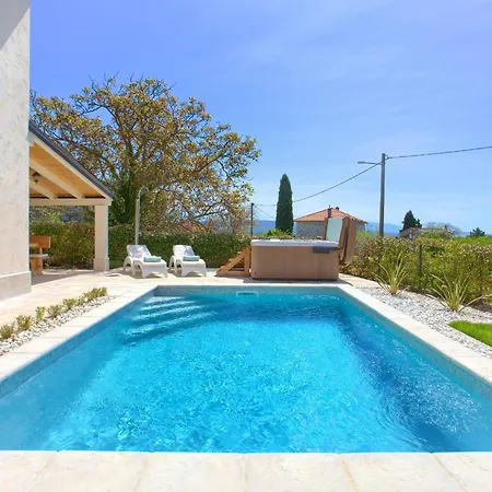 Luca With Pool And Jacuzzi בית נופש