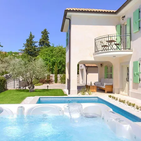 Luca With Pool And Jacuzzi *