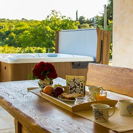 Luca With Pool And Jacuzzi בית נופש