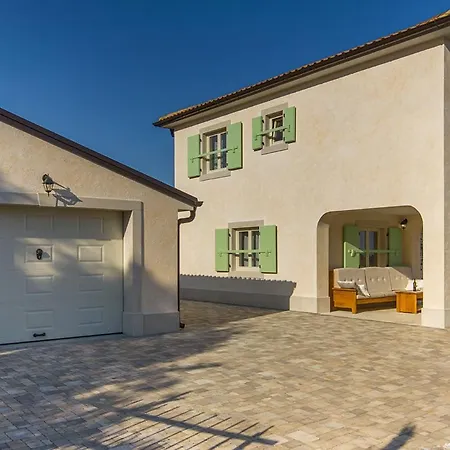 Luca With Pool And Jacuzzi Prázdninový dům