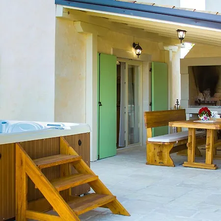 Luca With Pool And Jacuzzi בית נופש *