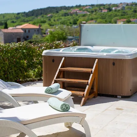 Luca With Pool And Jacuzzi * Vrh (Krk)