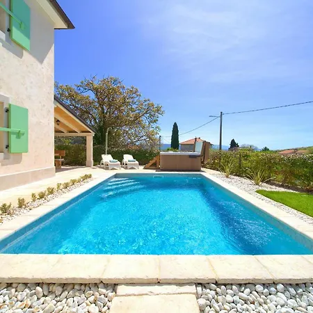 Luca With Pool And Jacuzzi