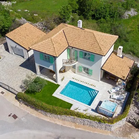 Luca With Pool And Jacuzzi בית נופש