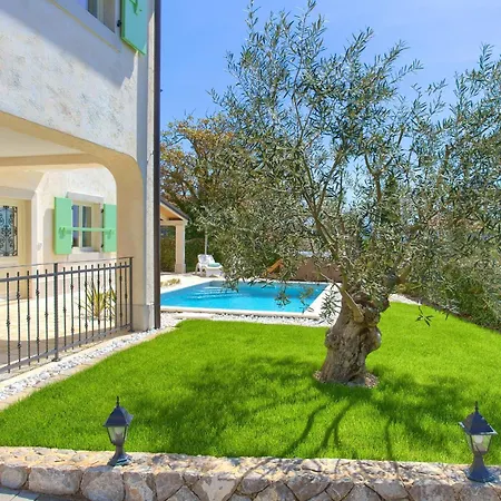 בית נופש Luca With Pool And Jacuzzi Vrh (Krk)